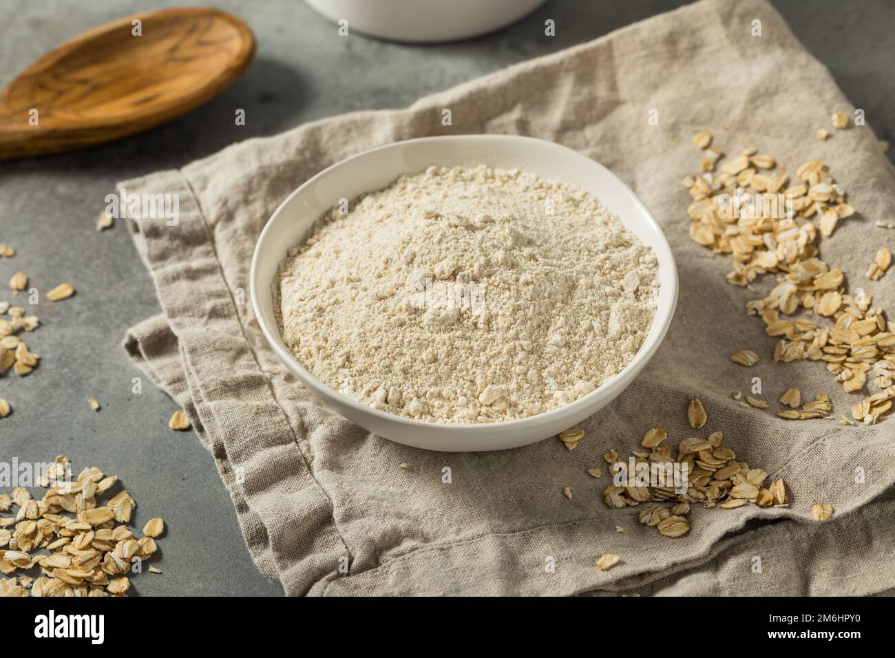 Rohes organisches weißes Hafermehl in einer Schüssel Stockfoto