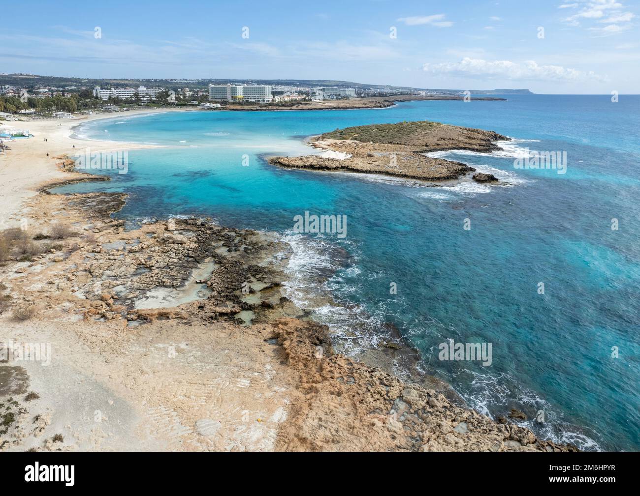 Luftdrohnenaufnahme der Küste des leeren Strandes im Winter. Sommerferien. Nissi Beach Ayia Napa, Zypern Stockfoto