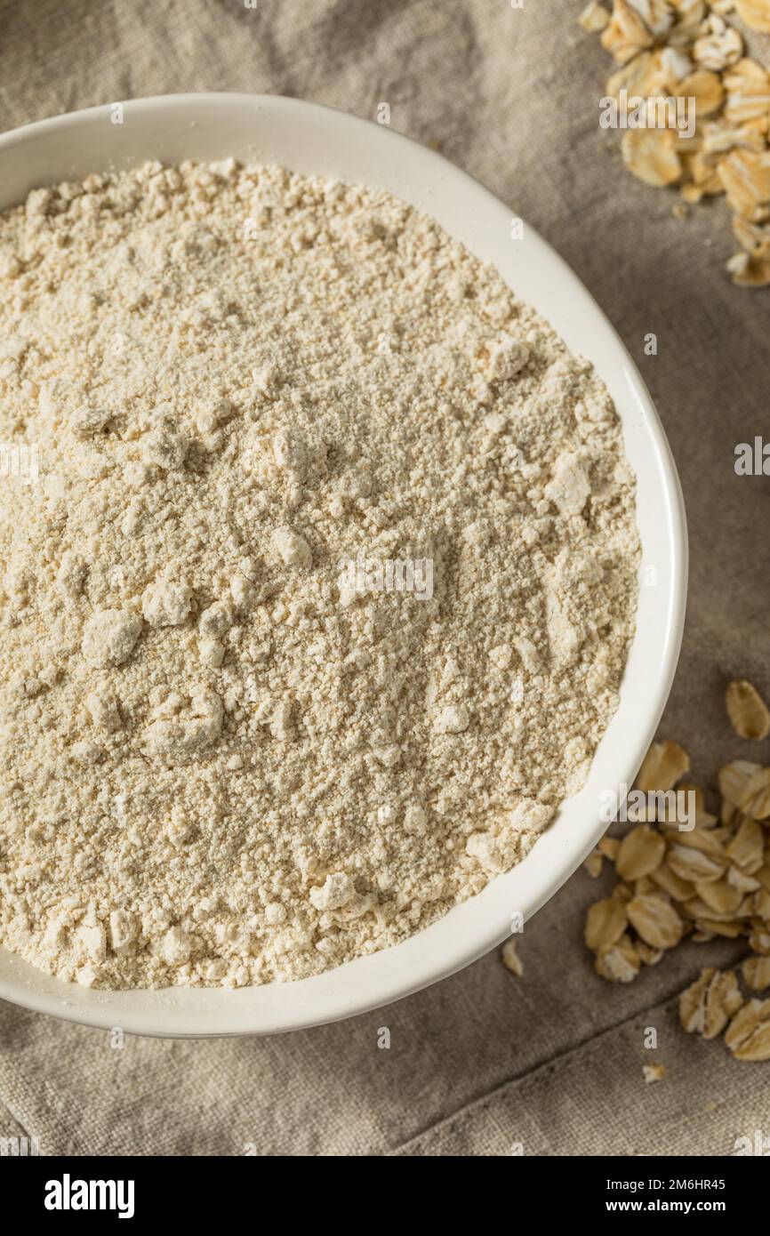 Rohes organisches weißes Hafermehl in einer Schüssel Stockfoto