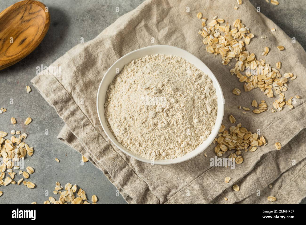 Rohes organisches weißes Hafermehl in einer Schüssel Stockfoto