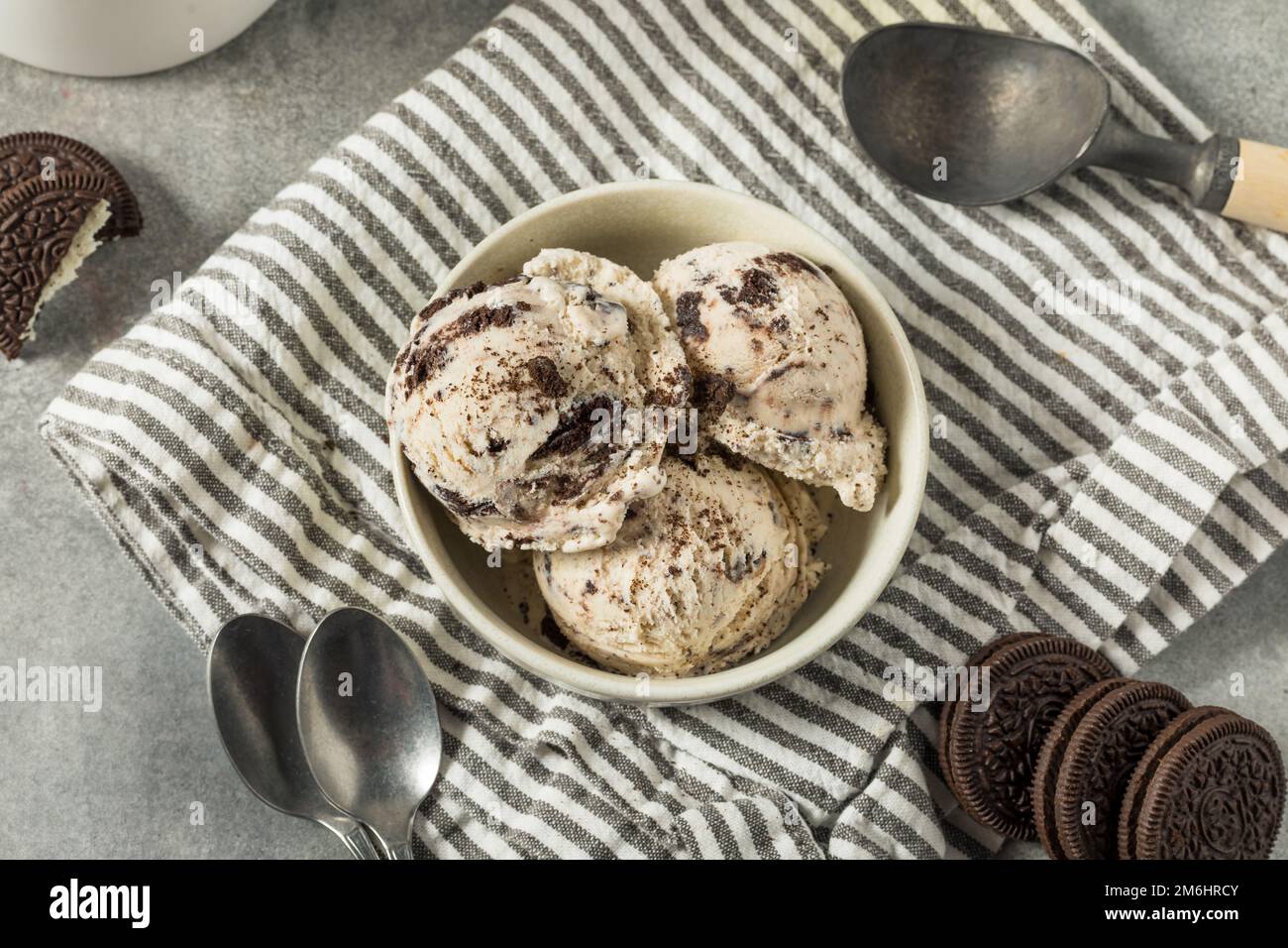 Hausgemachte Kekse und Eiscreme in einer Schüssel Stockfoto