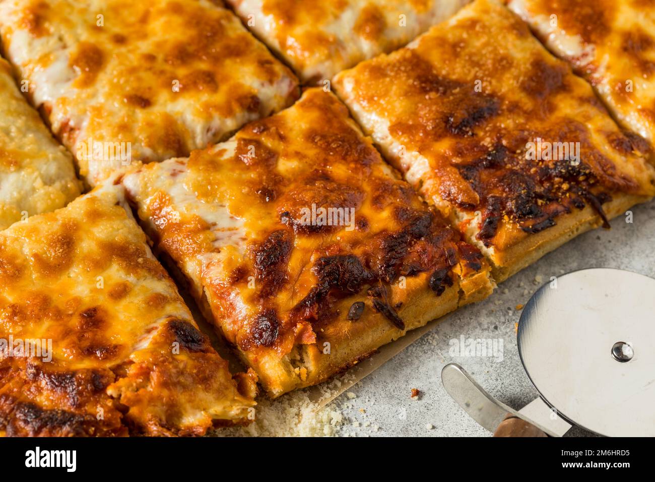 Hausgemachte Oma Käse Pizza Pie mit Tomatensauce Stockfoto