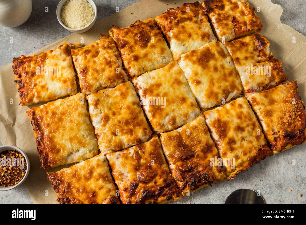 Hausgemachte Oma Käse Pizza Pie mit Tomatensauce Stockfoto
