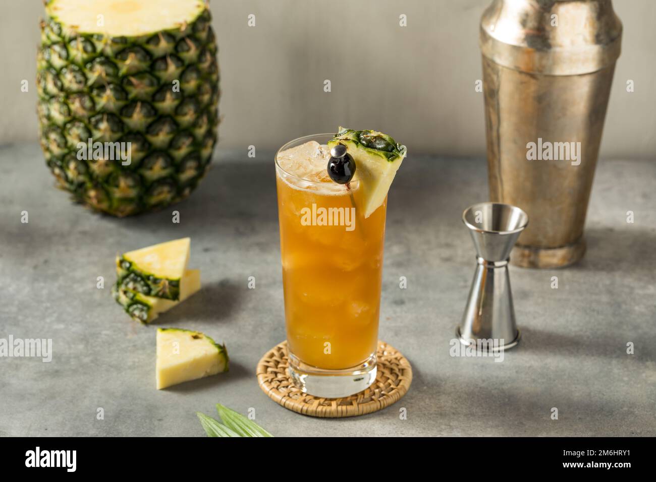 Erfrischender Rum Bahama Mama Cocktail mit Ananas und Kokosnuss Stockfoto