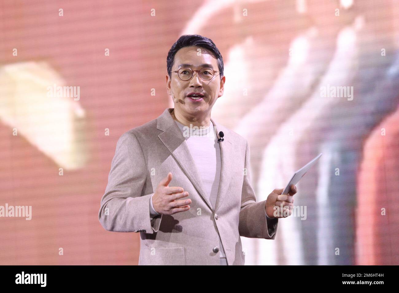 Las Vegas, Usa. 04. Januar 2023. William (Joo Wan) Cho, CEO von LG Electronics, spricht am Mittwoch, den 4. Januar 2023, auf der internationalen CES 2023 im Mandalay Bay Convention Center in Las Vegas, Nevada. Foto: James Atoa/UPI Credit: UPI/Alamy Live News Stockfoto