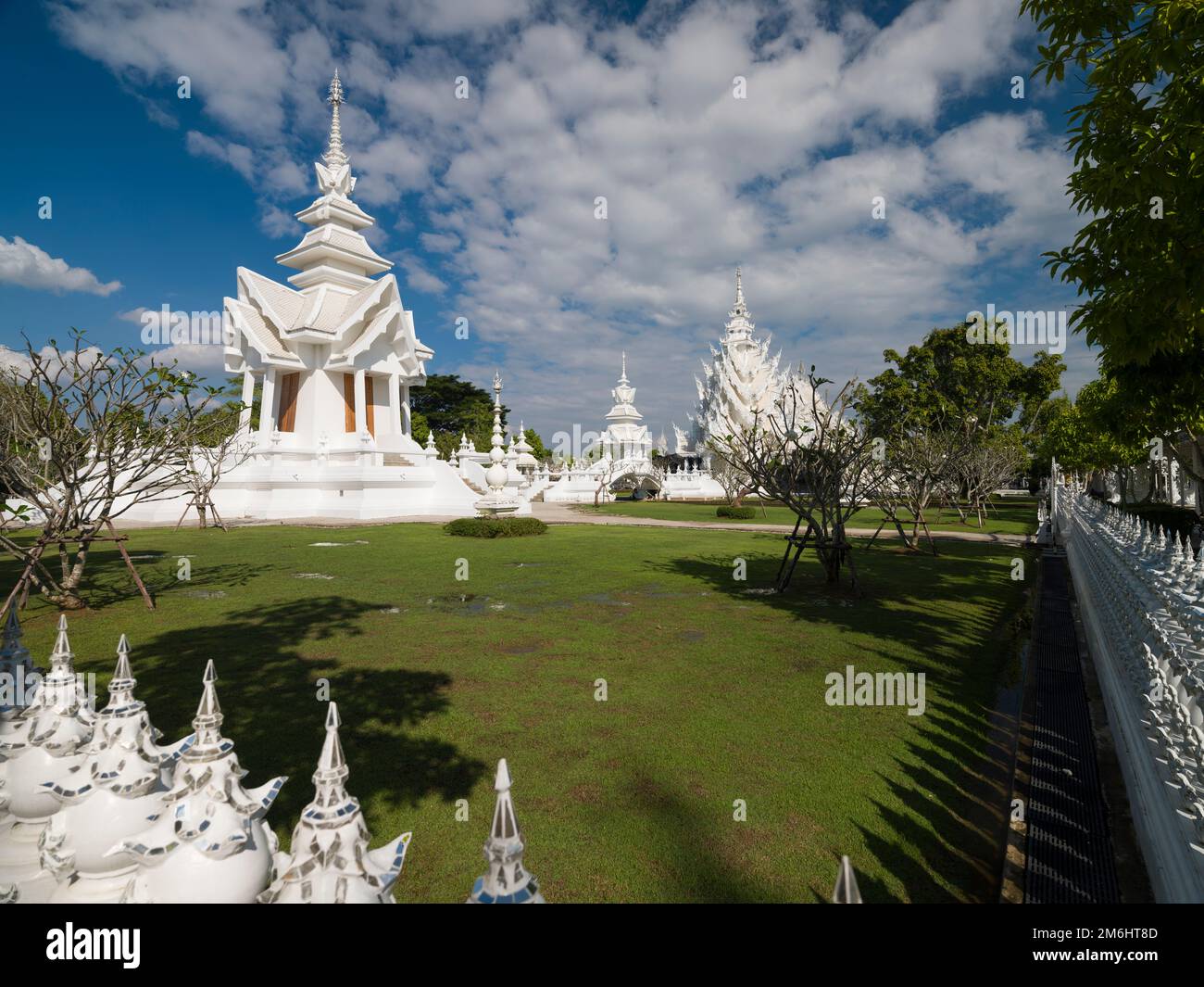 Wat Rong Khun oder Weißer Tempel. Es ist das wichtigste Reiseziel in der Provinz Chiang Rai. Stockfoto