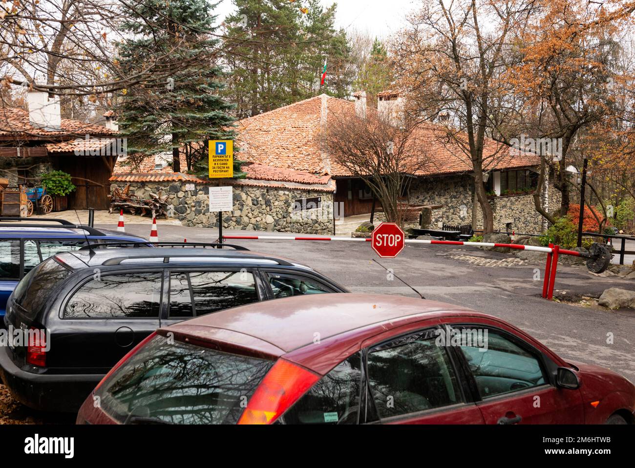 Parkplatz des Restaurants Vodenitzata oder Watermill und Außenblick auf den Berg Vitosha, Sofia, Bulgarien Stockfoto