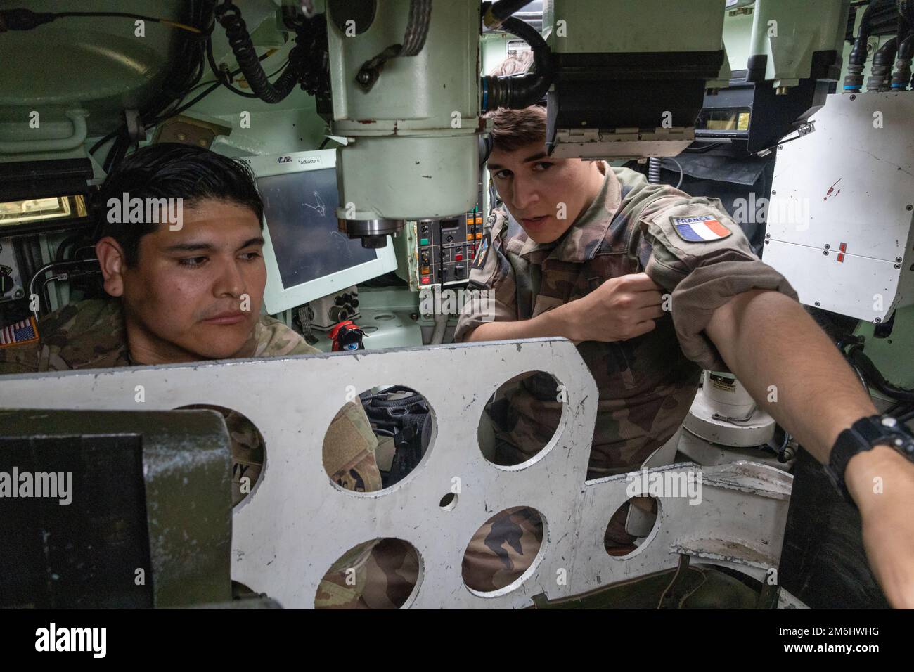 USA Yair Sanchez, dem 2. Kavallerie-Regiment zugeteilt, diskutiert die mechanische Funktion eines AMX-10RC Aufklärungspanks während einer multinationalen Static Display auf dem Luftwaffenstützpunkt Mihail Kogalniceanu, Rumänien, am 28. April 2022. 2. das Kavallerie-Regiment ist unter anderem dem V-Korps, dem in Europa stationierten US-Korps, zugeordnet, das mit NATO-Verbündeten und regionalen Sicherheitspartnern zusammenarbeitet, um kämpfungsfähige Kräfte bereitzustellen; gemeinsame, bilaterale und multinationale Ausbildungsübungen durchführt; Und bietet die Steuerung und Steuerung von Rotations- und zugewiesenen Einheiten im europäischen Theater. Sta Stockfoto