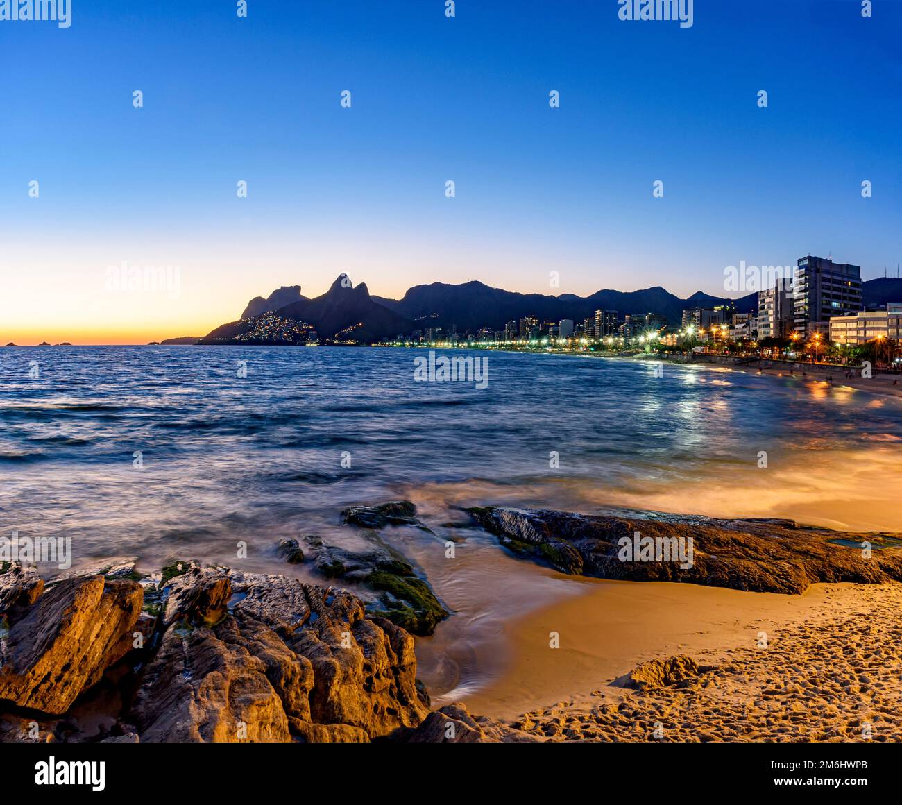 Abenddämmerung am Strand von Ipanema in Rio de Janeiro Stockfoto