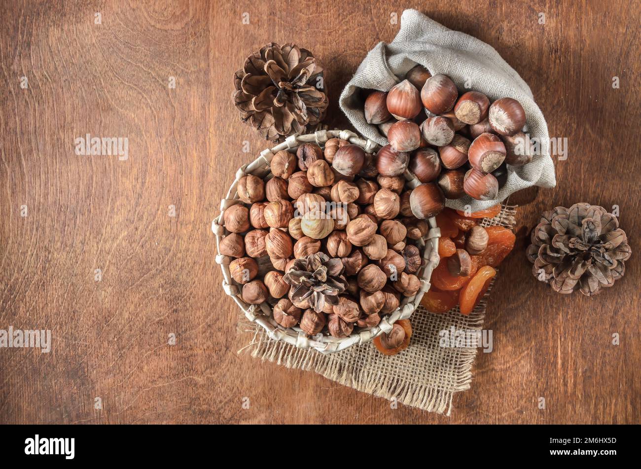Nüsse und andere Früchte auf dunklem Holzhintergrund Stockfoto