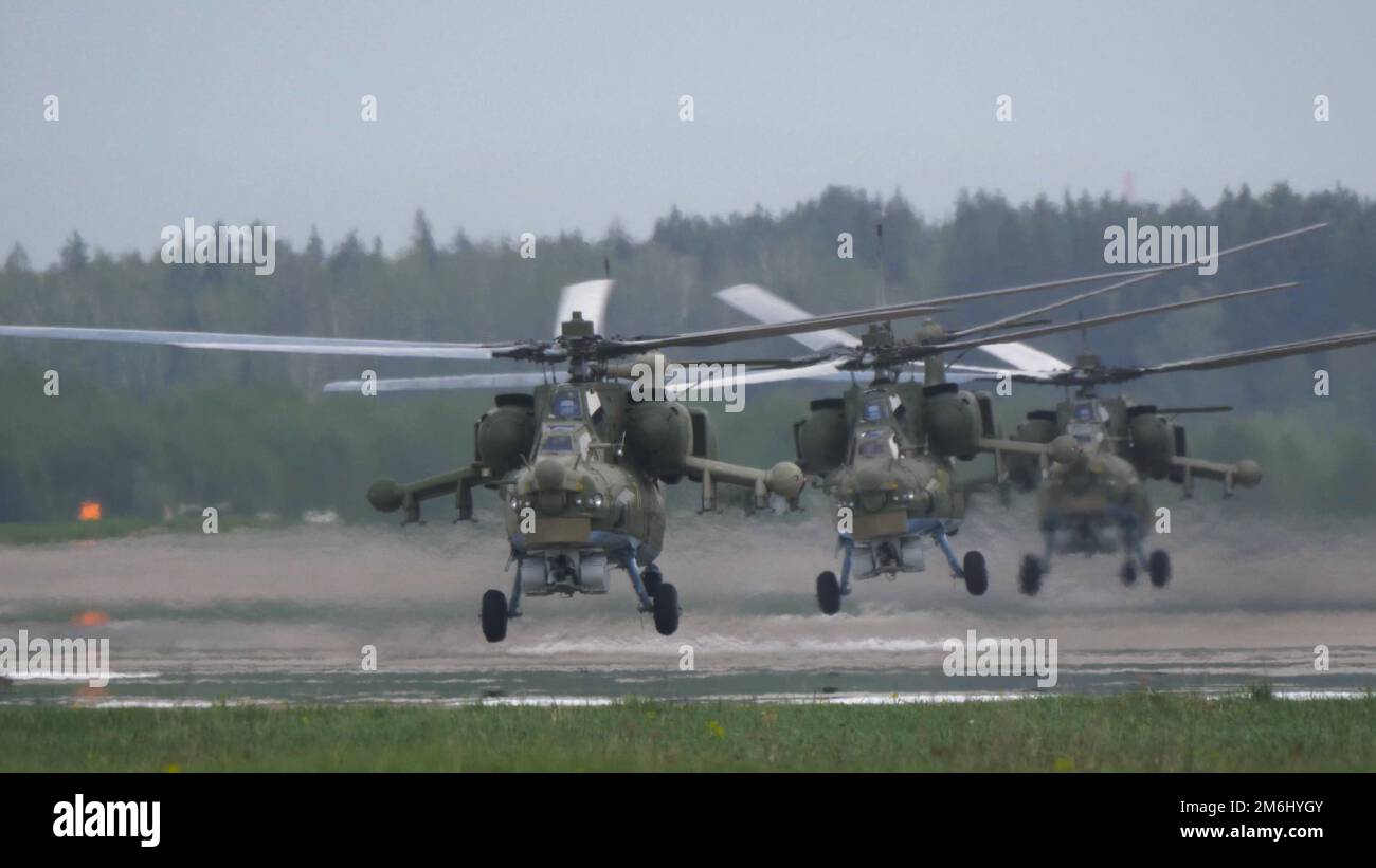 KUBINKA, RUSSLAND - 15. Mai 2021: Angriffshubschrauber Mil Mi-28, STRIZHI Aerobatic Team 30. Jubiläumsveranstaltung Stockfoto