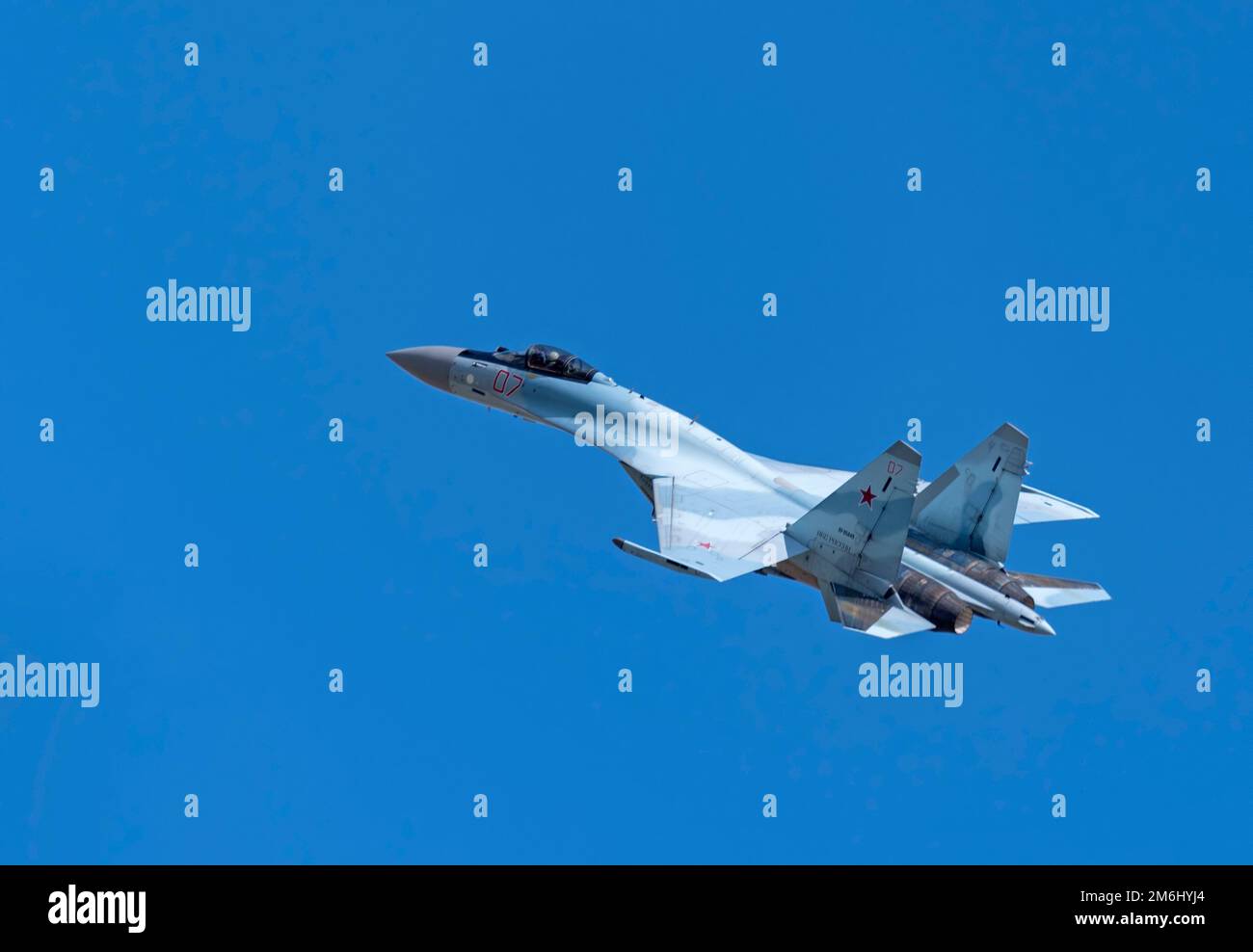 Moskau Russland Flugplatz Zhukovsky 25. Juli 2021: Aerobateams Falcons von Russland auf den Flugzeugen Su-35 der internationalen Luft- und Raumfahrt Stockfoto