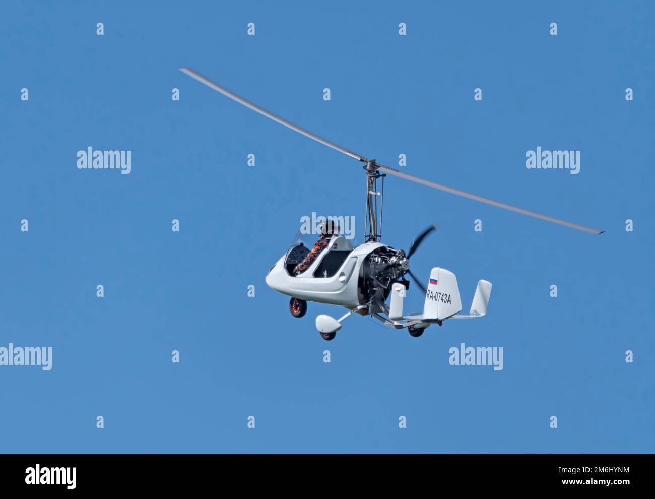 Balashikha Russland Schwarzer Flugplatz 22. Mai 2021: gyroplane Gyro Classic Demonstrationsflug das Sky Aviation Festival, Theorie und Stockfoto
