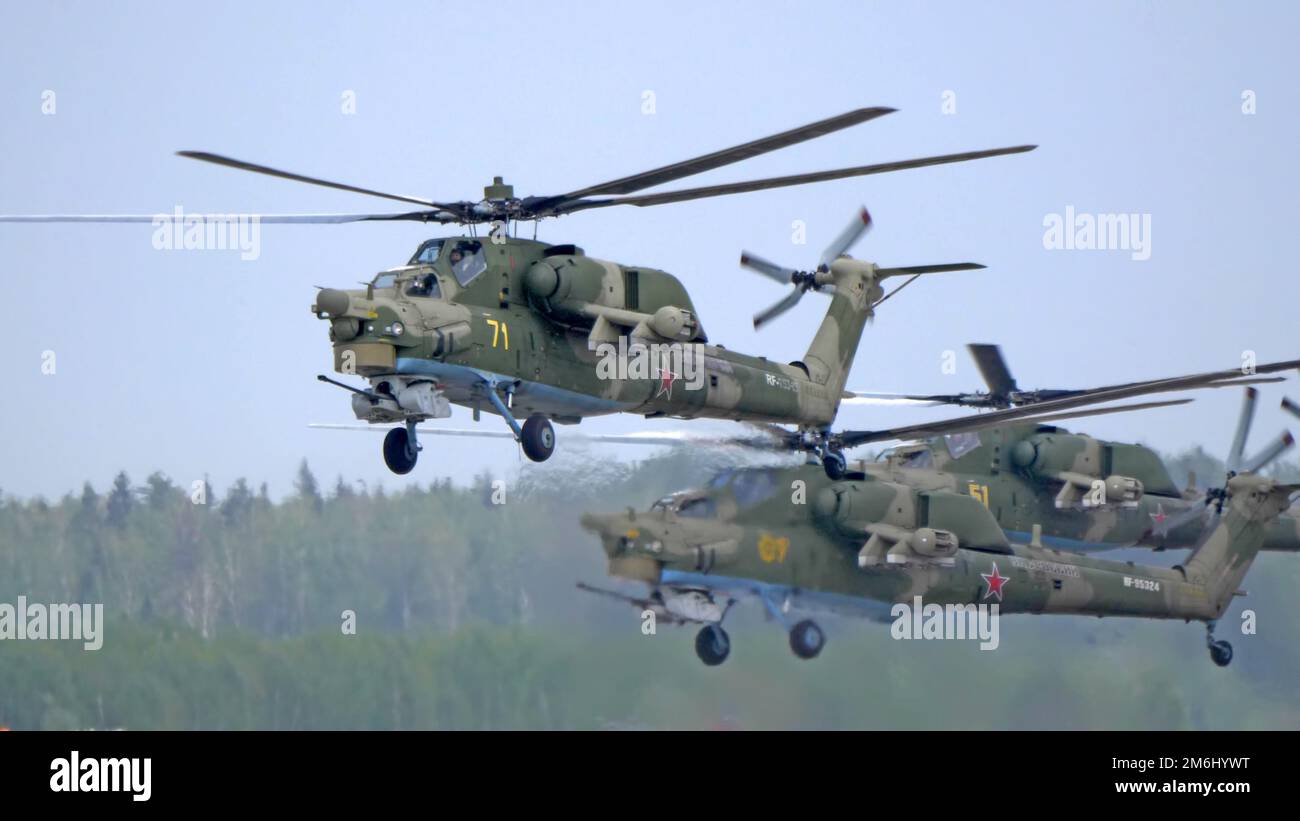 KUBINKA, RUSSLAND - 15. Mai 2021: Angriffshubschrauber Mil Mi-28, STRIZHI Aerobatic Team 30. Jubiläumsveranstaltung Stockfoto