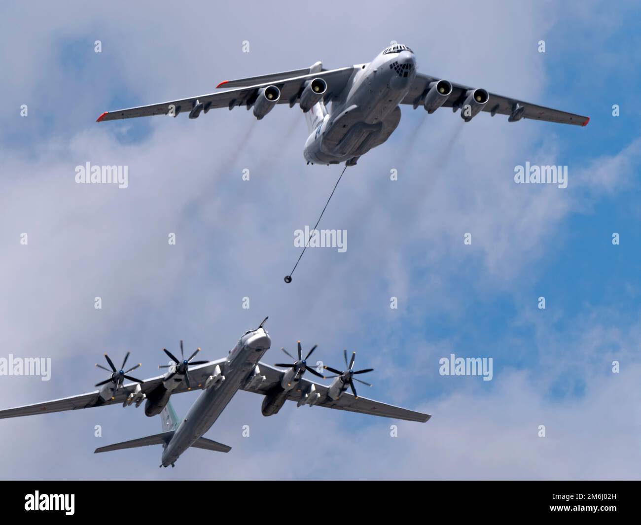 MOSKAU, RUSSLAND - 7. MAI 2021: Avia-Parade in Moskau. Tanker Iljuschin Il-78 und strategische Bomber- und Raketenplattform TU-95 in Th Stockfoto