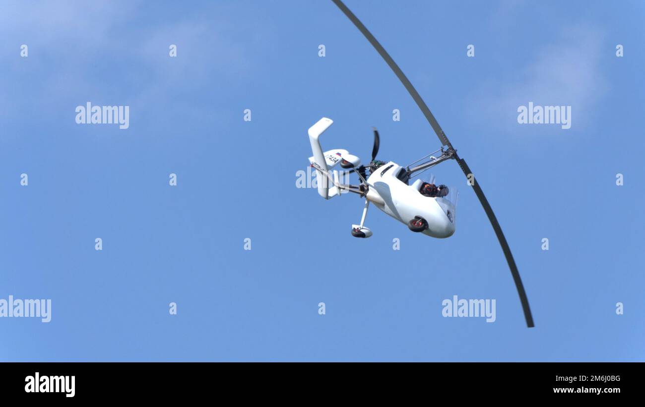 Balashikha Russland Schwarzer Flugplatz 22. Mai 2021: gyroplane Gyro Classic Demonstrationsflug das Sky Aviation Festival, Theorie und Stockfoto