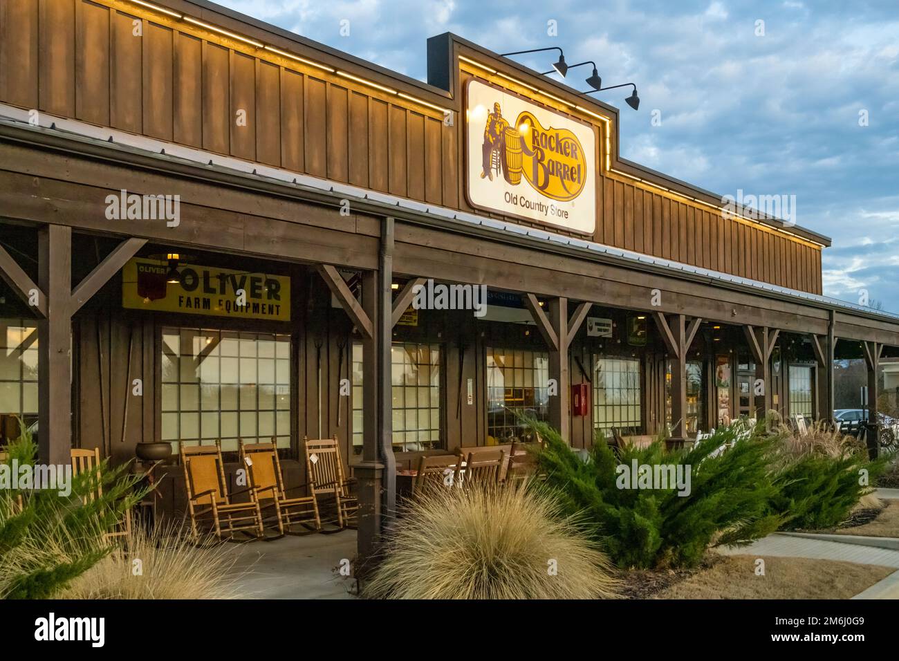 Cracker Barrel Old Country Store Restaurant bei Sonnenuntergang in New Albany, Mississippi. (USA) Stockfoto