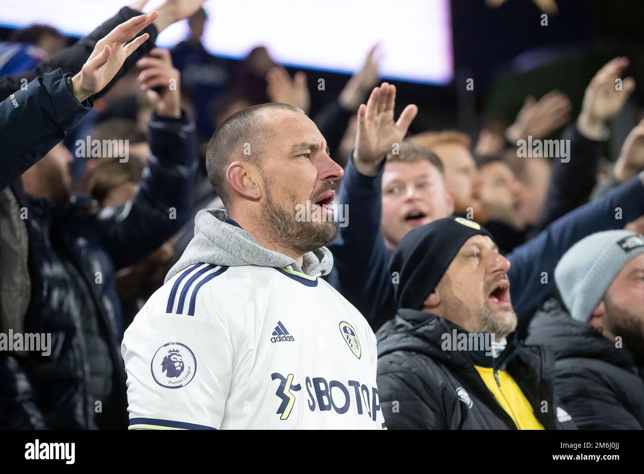 Leeds, Großbritannien. 04. Januar 2023. Leeds-Fans singen *** während des Premier League-Spiels zwischen Leeds United und West Ham United auf der Elland Road, Leeds, England am 4. Januar 2023. Foto von Simon Hall. Nur redaktionelle Verwendung, Lizenz für kommerzielle Verwendung erforderlich. Keine Verwendung bei Wetten, Spielen oder Veröffentlichungen von Clubs/Ligen/Spielern. Kredit: UK Sports Pics Ltd/Alamy Live News Stockfoto