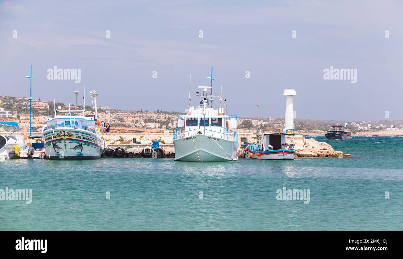 Ayia Napa, Zypern - 12. Juni 2018: Blick auf den Yachthafen von Agia Napa mit weißem Leuchtturm und Booten Stockfoto