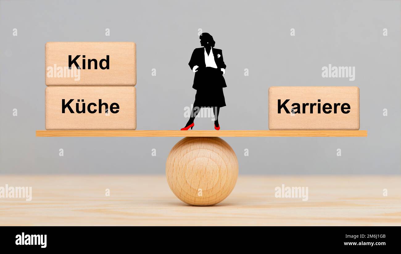 Frau mit der Entscheidung zwischen Haushalt und Karriere konfrontiert Stockfoto