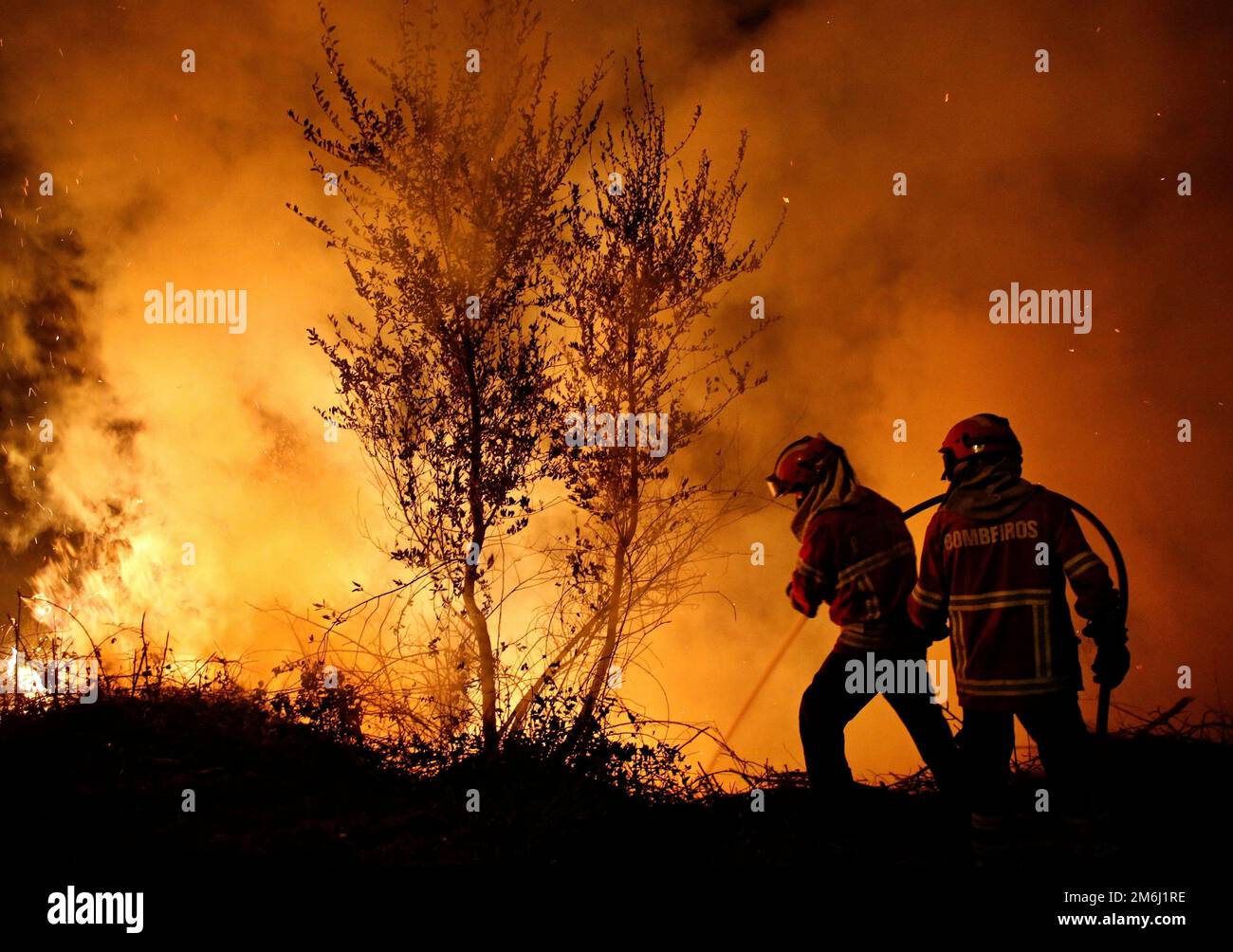 Mutige Feuerwehrleute bekämpfen die Flammen an der Algarve - Portugal Stockfoto