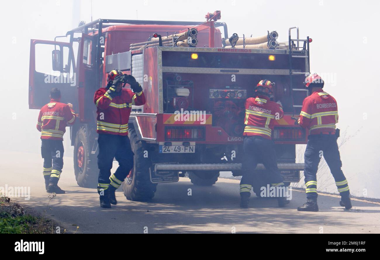 Mutige Feuerwehrleute bekämpfen die Flammen an der Algarve - Portugal Stockfoto
