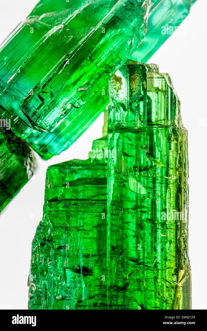 Studioaufnahme von brasilianischem grünen Turmalin-Rohkristall Stockfoto
