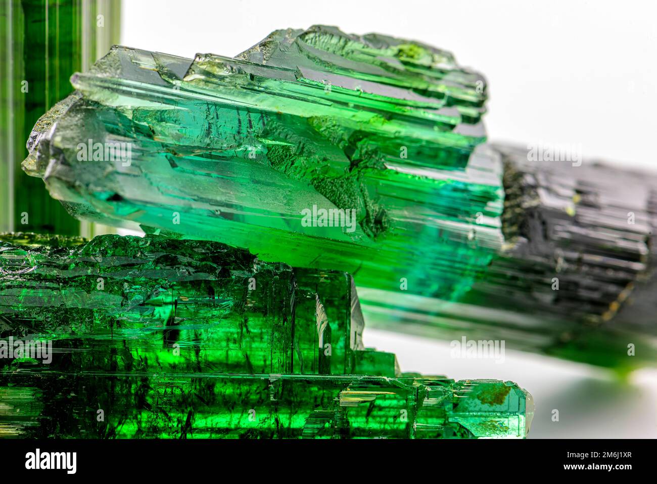 Drei brasilianische grüne Turmalinrohkristalle Stockfoto
