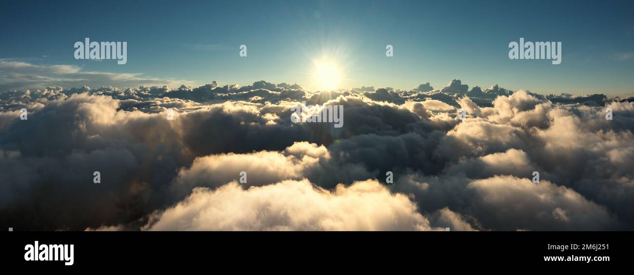 Luftaufnahme von Wolken und Morgensonne Stockfoto