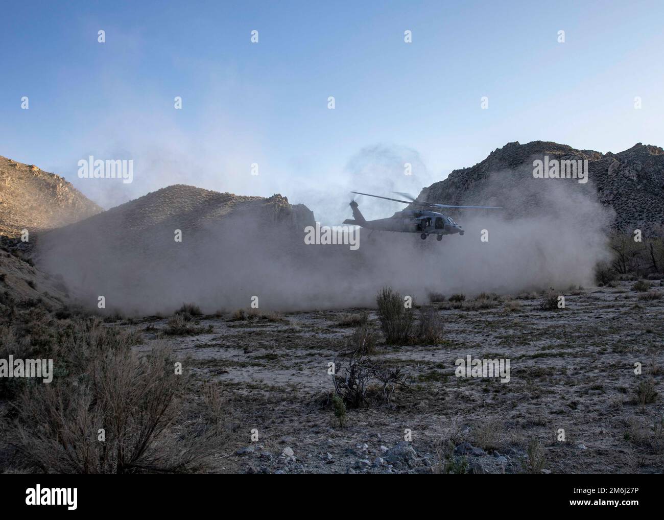 Ein Mh-60s Knighthawk Helicopter, der an Helicopter Sea Combat Squadron (HSC) 5 angeschlossen ist, fliegt tagsüber einen Vertrautmachen-Flug in der Naval Air Station Fallon, 28. April 2022. Carrier Air Wing (CVW) 7 ist die offensive Luft- und Streikkomponente der Carrier Strike Group (CSG) 10 und der George H.W. Buchse CSG. Die Geschwader von CVW-7 sind die Strike Fighter Squadron (VFA) 143; VFA-103; VFA-86; VFA-136; Electronic Attack Squadron (VAQ) 140; die Carrier Airborne Early Warning Squadron (VAW) 121; HSC-5 und die Helicopter Maritime Strike Squadron (HSM) 46. Stockfoto