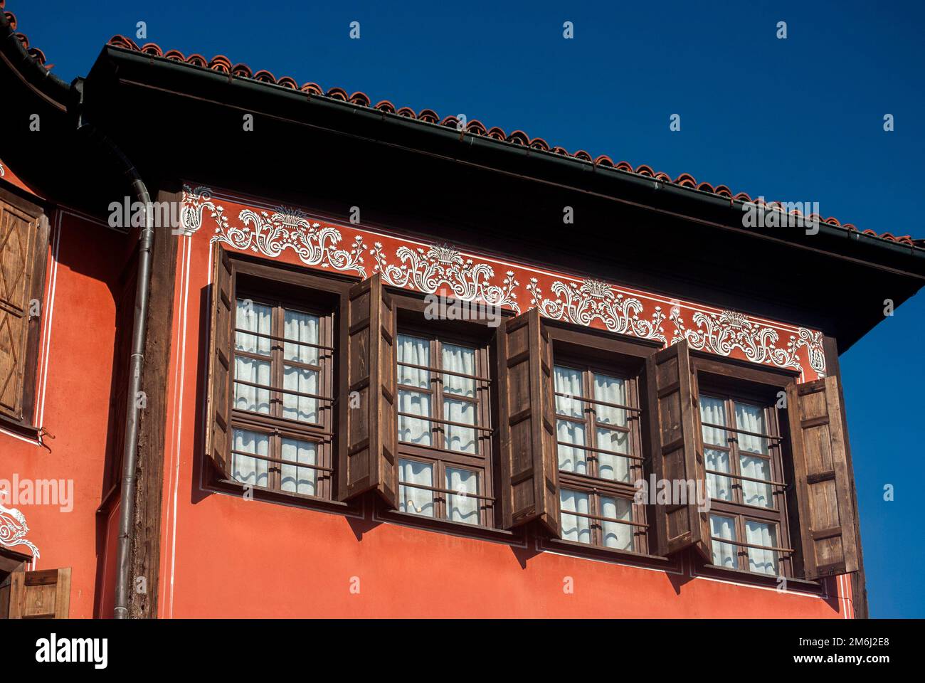 Detail des alten bulgarischen Hauses Nahaufnahme in sonnigen Tag Stockfoto