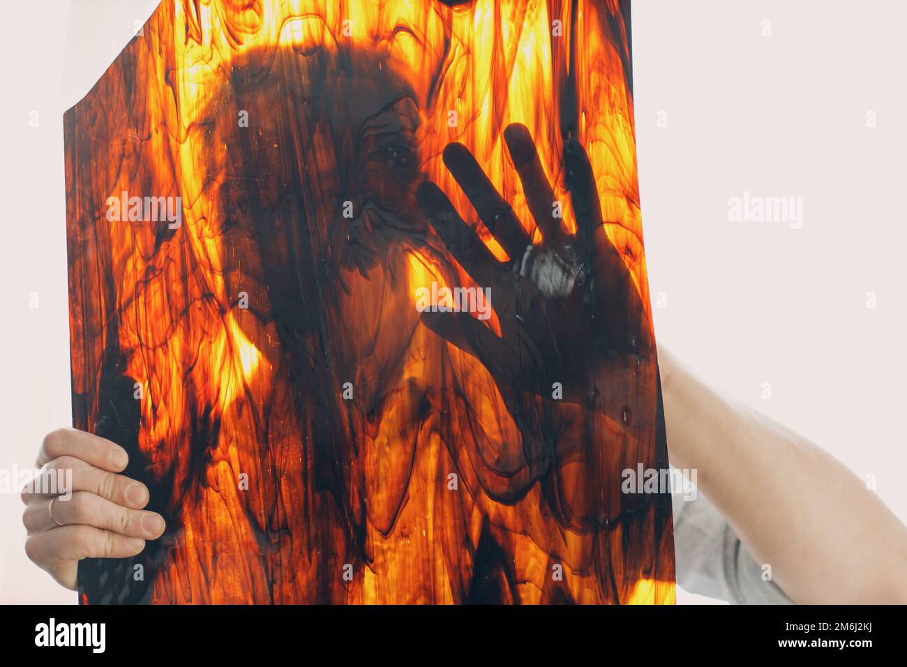 Handwerker handwerkliche Silhouette hinter Buntglas Meister männlich Überprüfung durch surreale abstrakte Musterglas Stockfoto