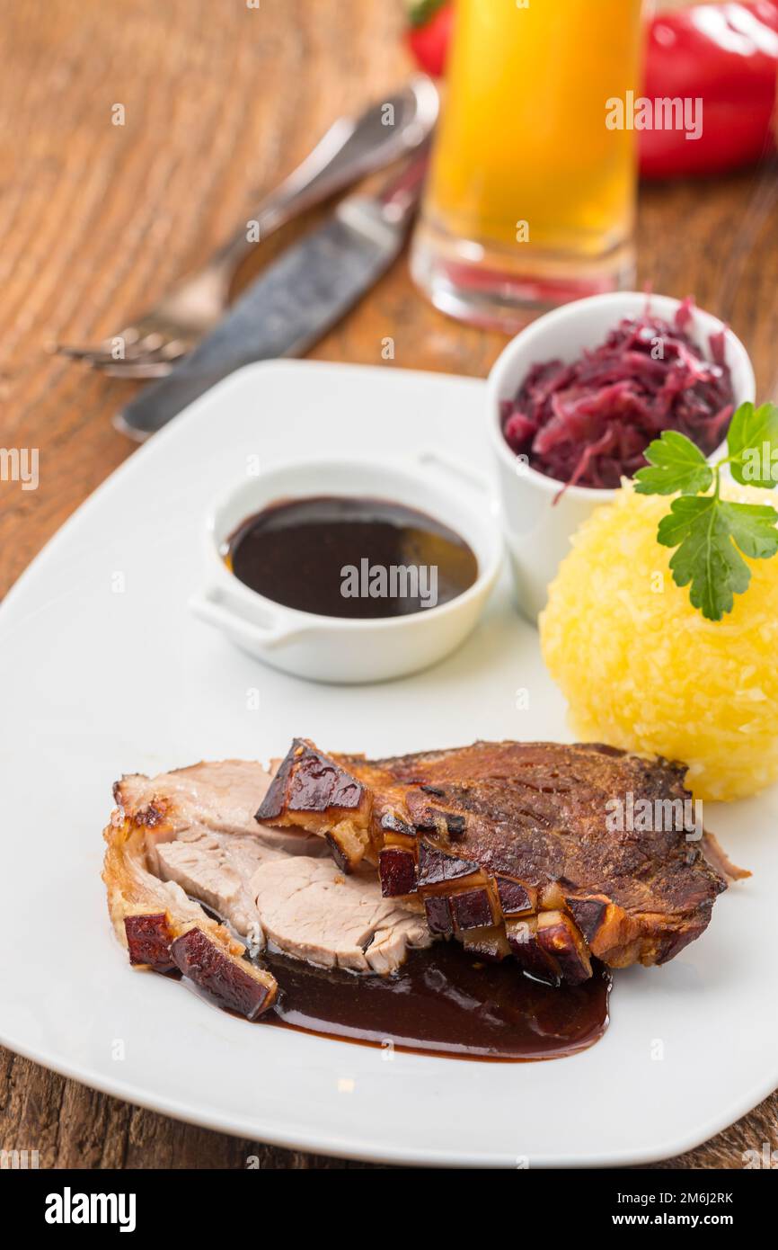 Bayerischer schweinebraten mit kartoffelkna del -Fotos und ...