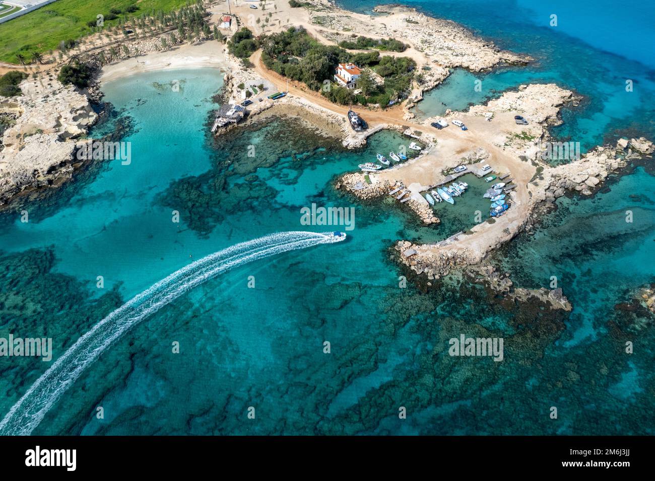 Luftdrohne eines Schnellbootes, das in den Hafen einfährt und dort festtäut. Stockfoto