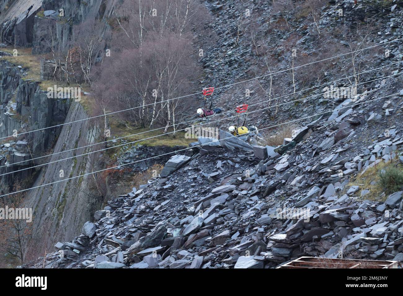 Zip World Penrhyn Quarry Bethesda Wales ist das schnellste Zip-Wire in großbritannien und mit einer Geschwindigkeit von etwa 100mph km/h fast das längste mit 2km km/h. Stockfoto