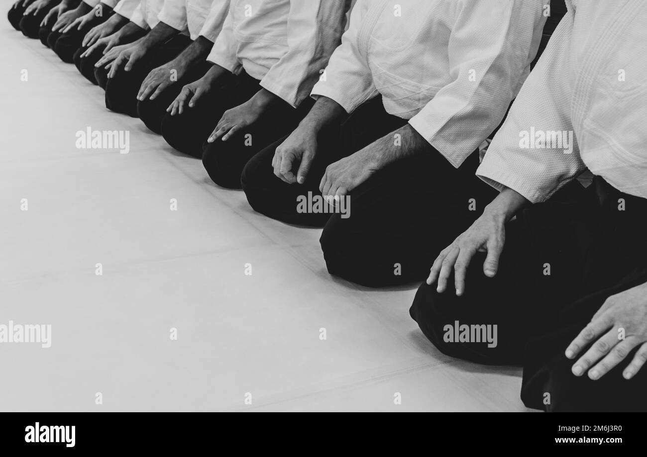 Menschen üben Aikido in einem Dojo-Hintergrund. Stockfoto