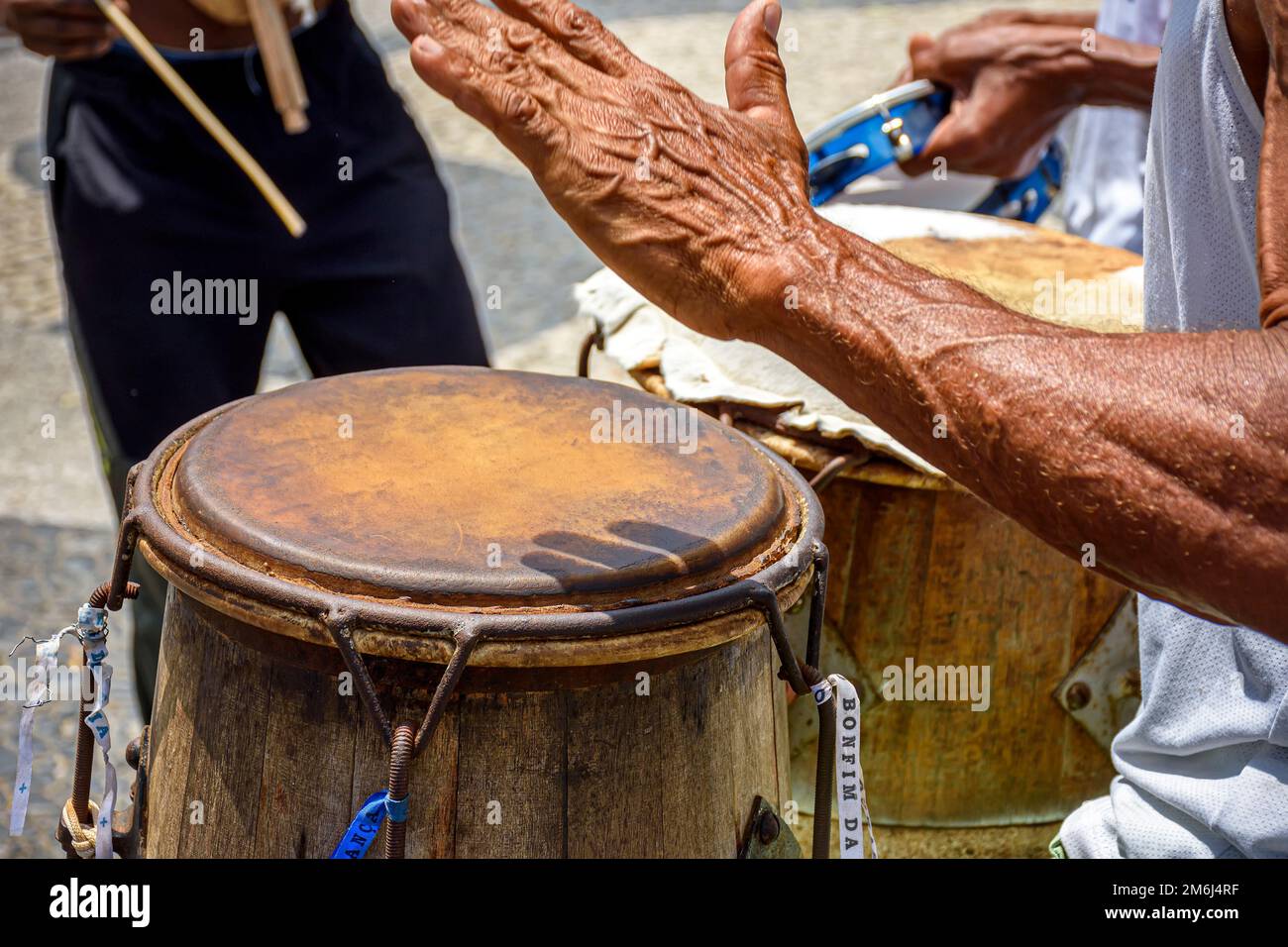 Musiker, die rustikale Instrumente spielen, die in Capoeira in Salvador, Bahia, verwendet werden Stockfoto