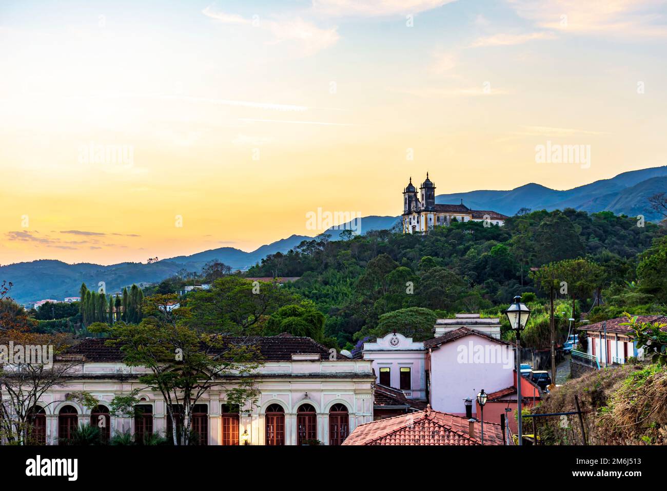 Alte Kirche auf dem Hügel in der Stadt Ouro Preto Stockfoto