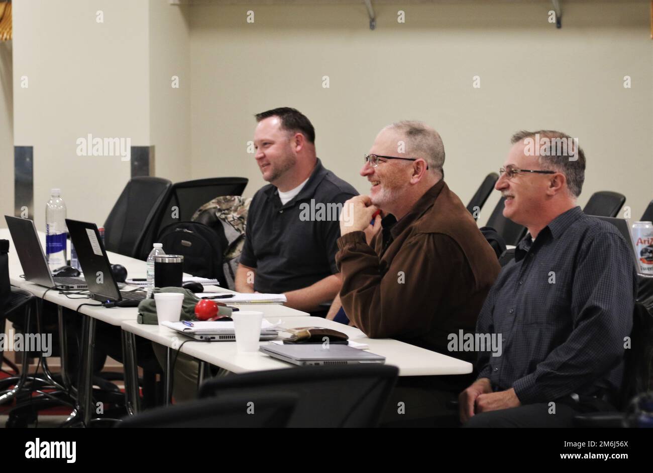 Die Teilnehmer teilen einen unbeschwerten Moment während der Area Maintenance Support Activity/Equipment Concentration Site Supervisors Workshop in Fort Snelling, Minn., 28. April 2022. Stockfoto