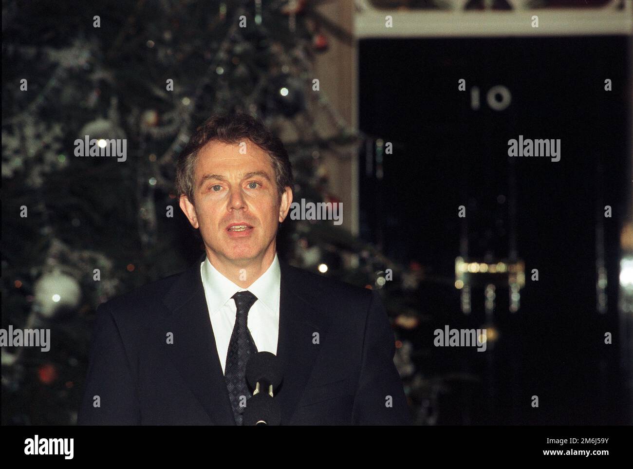 Der Labour-Premierminister Tony Blair sprach vor der Downing Street Nr. 10 am Tag der "Operation Desert Fox, der Bombenanschlag auf den Irak" am 16. Dezember 1998. Stockfoto