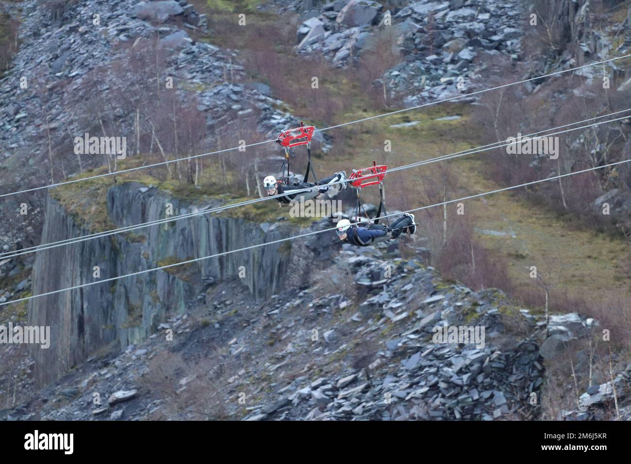 Zip World Penrhyn Quarry Bethesda Wales ist das schnellste Zip-Wire in großbritannien und mit einer Geschwindigkeit von etwa 100mph km/h fast das längste mit 2km km/h. Stockfoto