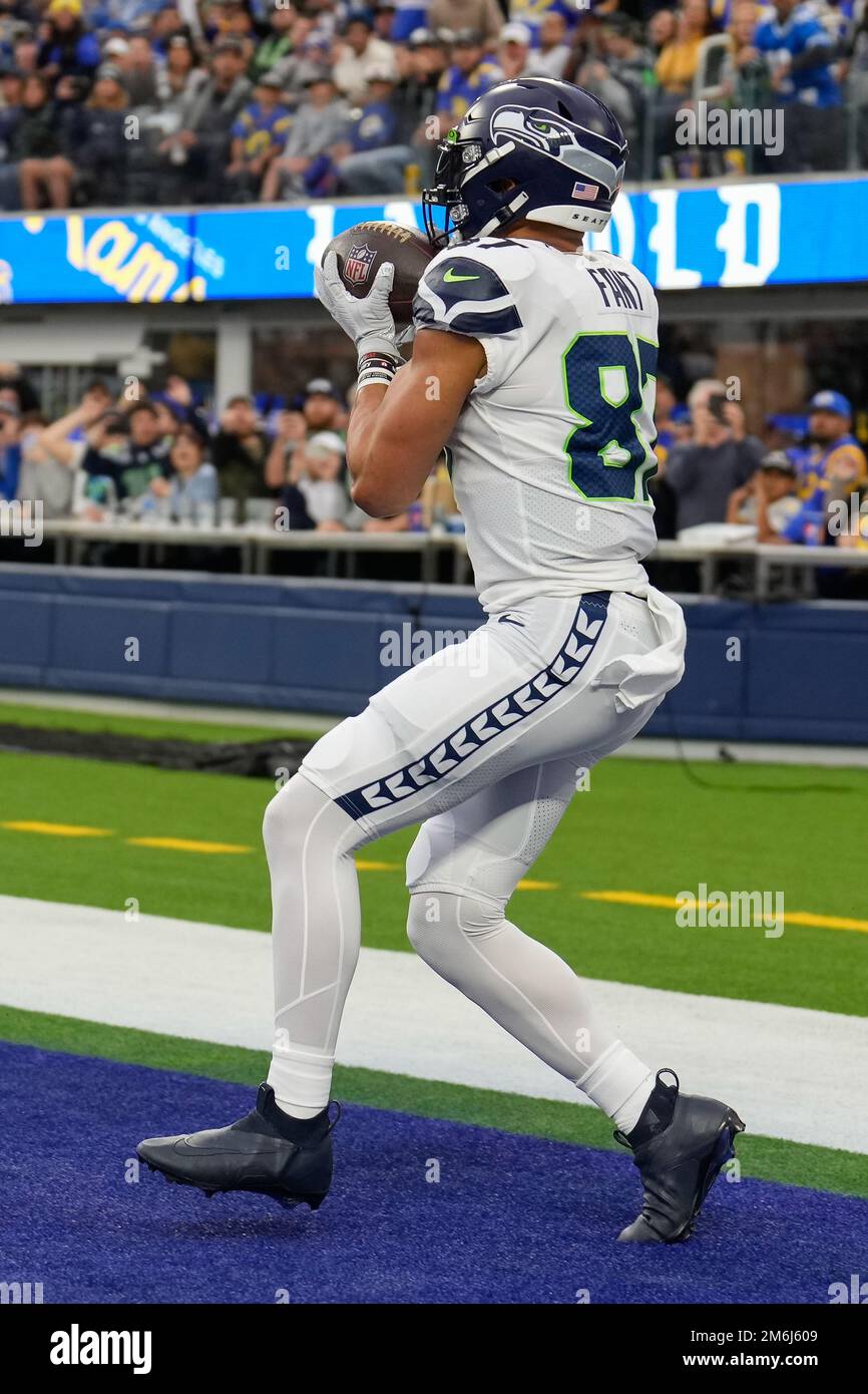 Seattle Seahawks Tight End Noah Fant (87) erhält einen Touchdown-Pass gegen die Los Angeles Rams während eines NFL-Footballspiels am Sonntag, den 4. Dezember 2022, in I Stockfoto