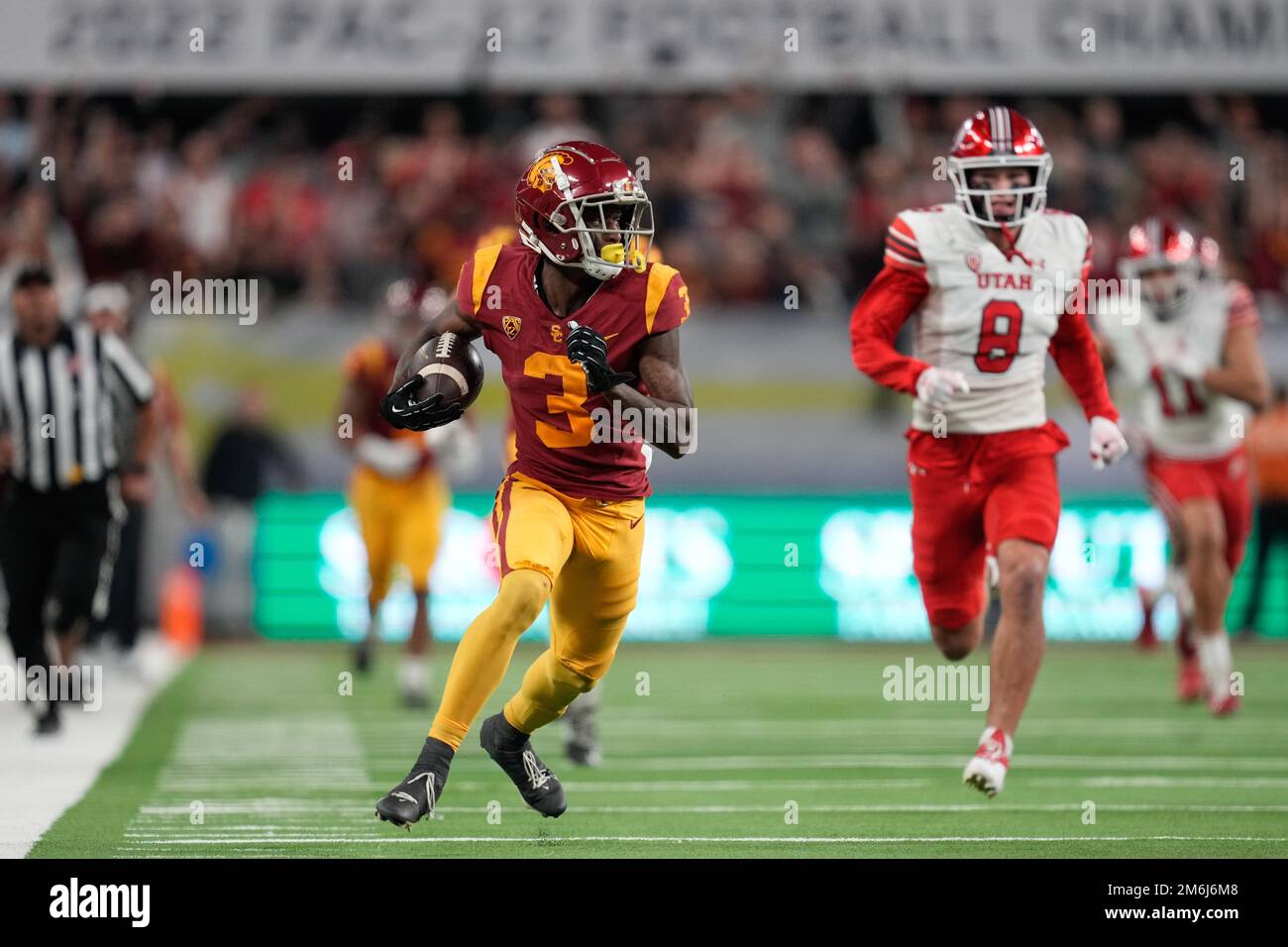 Der südkalifornische Trojaner-Wide-Receiver Jordan Addison (3) erhält einen Pass gegen Utah Utes Safety Cole Bishop (8) während der Pac-12-Meisterschaft Stockfoto