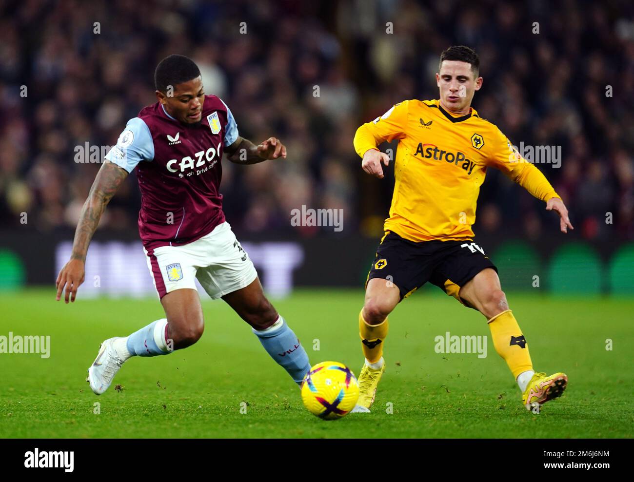 Leon Bailey (links) von Aston Villa und Daniel Podence von Wolverhampton Wanderers kämpfen während des Premier League-Spiels in Ashton Gate, Birmingham, um den Ball. Bilddatum: Mittwoch, 4. Januar 2023. Stockfoto