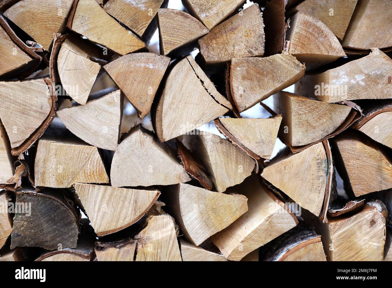 Gehacktes Brennholz im Holzhaufen. Holzstapel auf der Winterstraße Stockfoto
