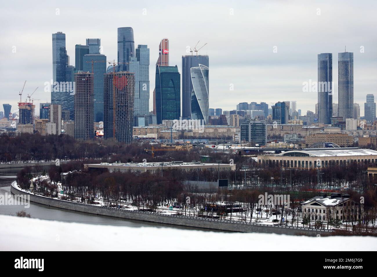 Blick auf die Wolkenkratzer von Moskau im Winter. Futuristisches Stadtbild, Konzept der russischen Wirtschaft Stockfoto