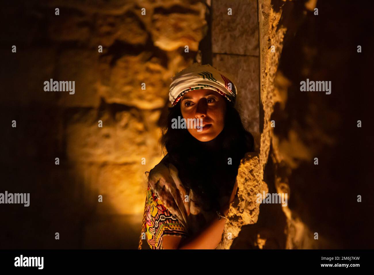 Ein Mädchen, das die alte Burg von Ajloun entdeckt hat Stockfoto