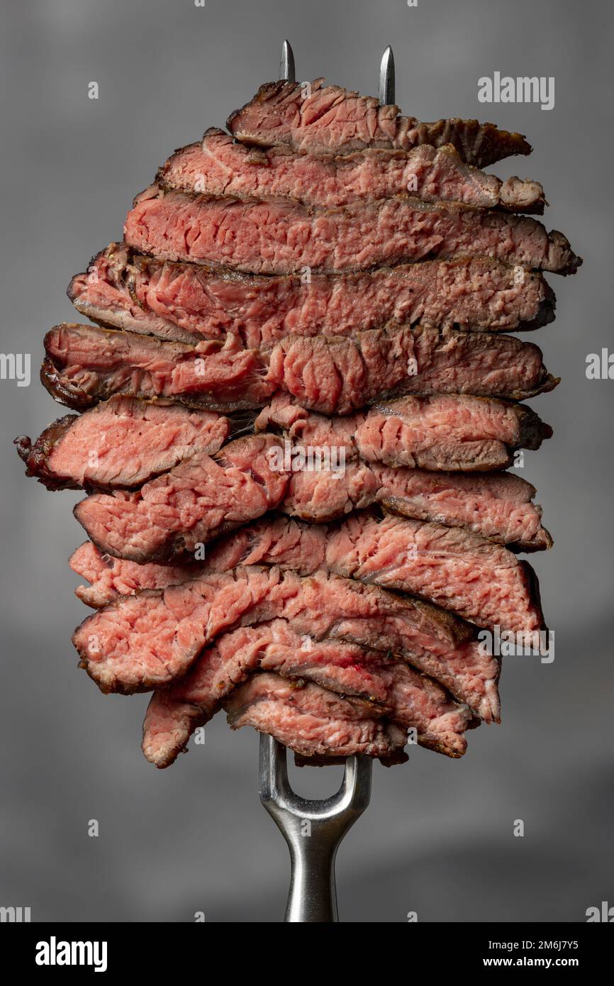 Scheiben Steak auf weißem Hintergrund Stockfoto