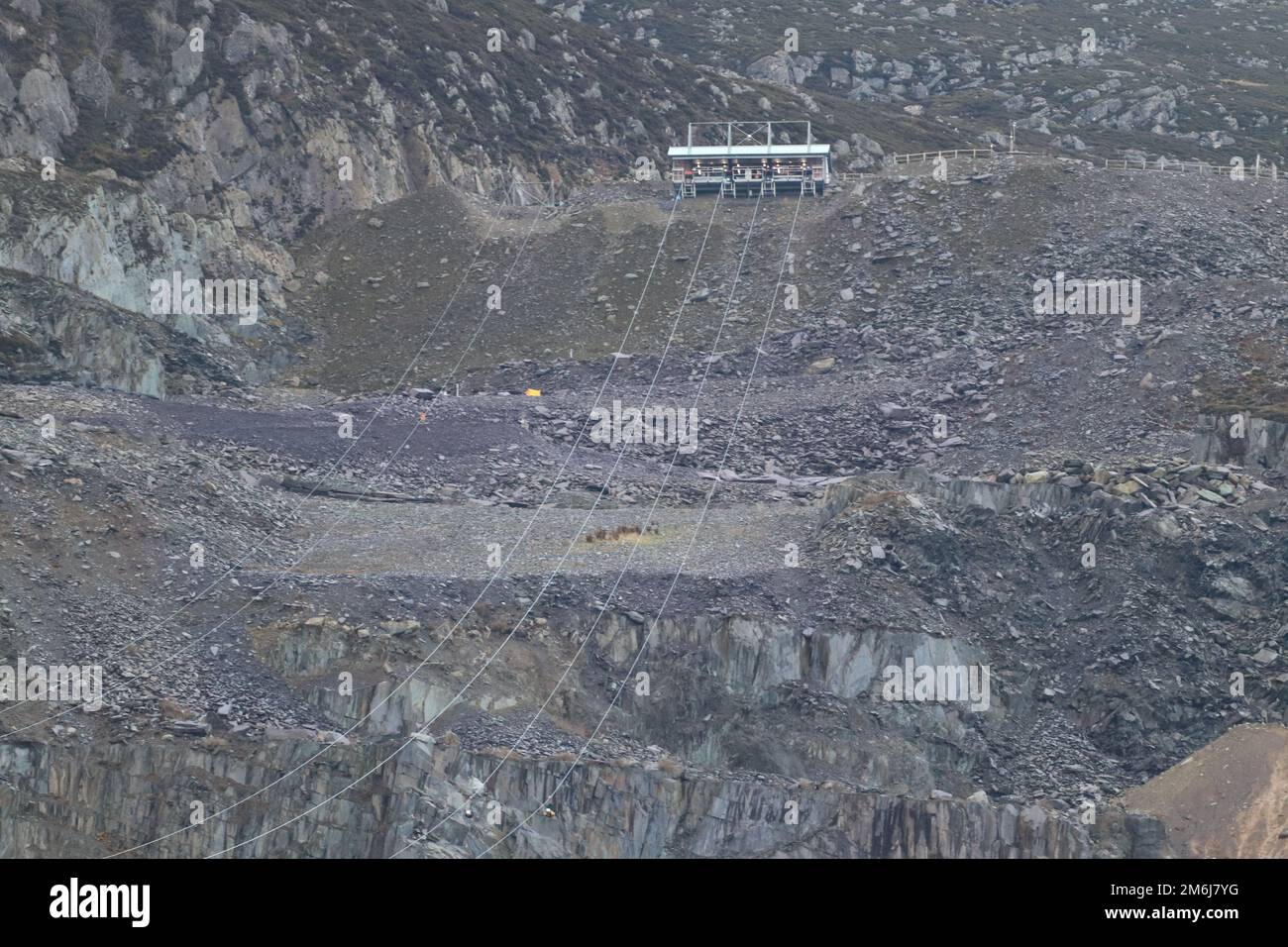 Zip World Penrhyn Quarry Bethesda Wales ist das schnellste Zip-Wire in großbritannien und mit einer Geschwindigkeit von etwa 100mph km/h fast das längste mit 2km km/h. Stockfoto