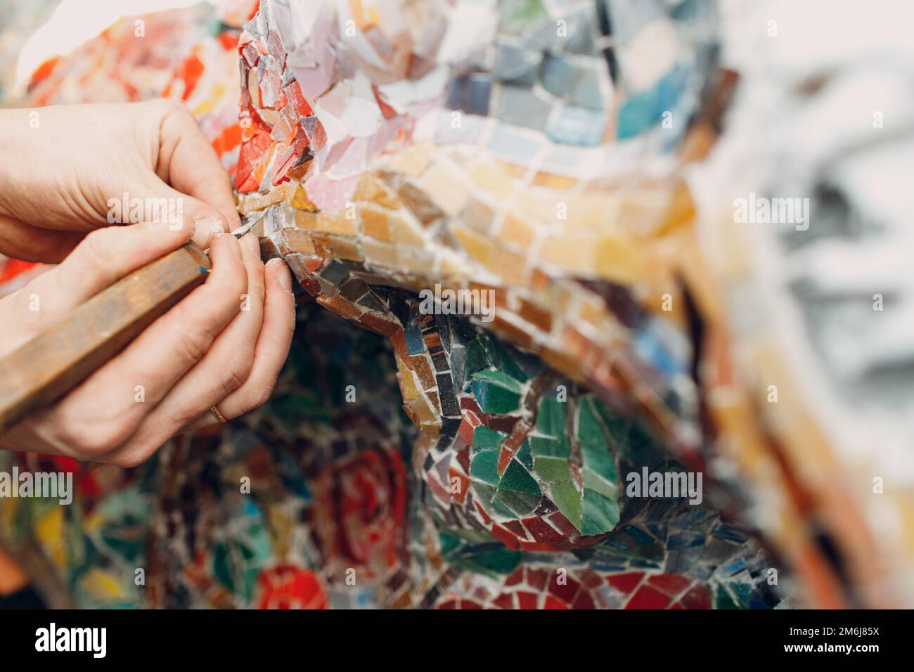 Man Mosaik Meister, der Salt Glas Mosaik Panel macht. Männlicher Mosaiker bei der Arbeit. Stockfoto